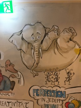 Puls Wandgemälde skaliert; Elefant wird getragen von Ameisen